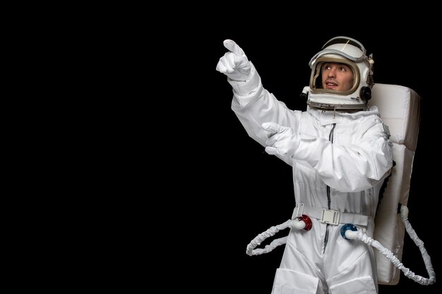 Astronautentagesraumfahrer im Weltraumkosmos im Raumanzug, der irgendwo aufgeregt überrascht zeigt