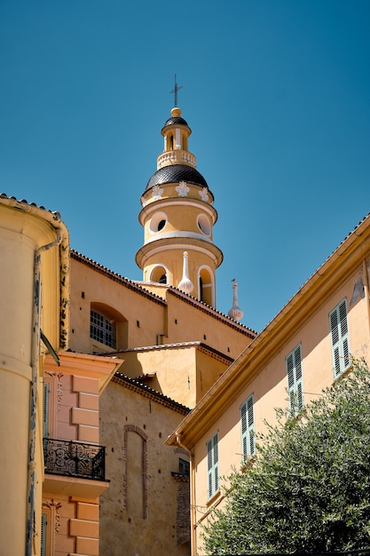 Atemberaubende Aufnahme der Fassade alter Gebäude in der Stadt Menton in Frankreich