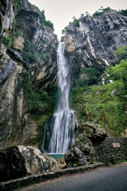 Atemberaubende Aufnahme der in Frankreich erbeuteten Wasserfälle von Saut du Loup