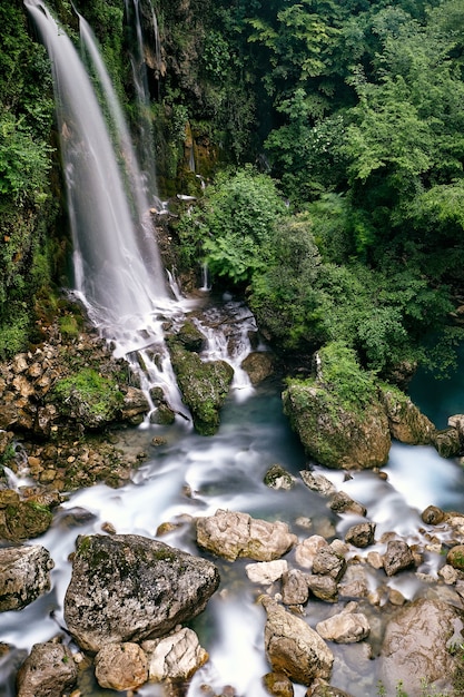 Atemberaubende Aufnahme der in Frankreich erbeuteten Wasserfälle von Saut du Loup