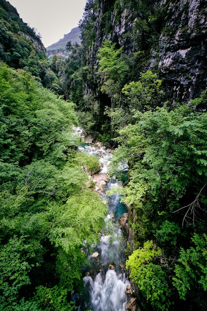 Atemberaubende Aufnahme der in Frankreich erbeuteten Wasserfälle von Saut du Loup