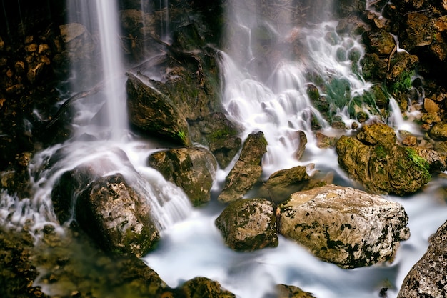 Atemberaubende Aufnahme der in Frankreich erbeuteten Wasserfälle von Saut du Loup