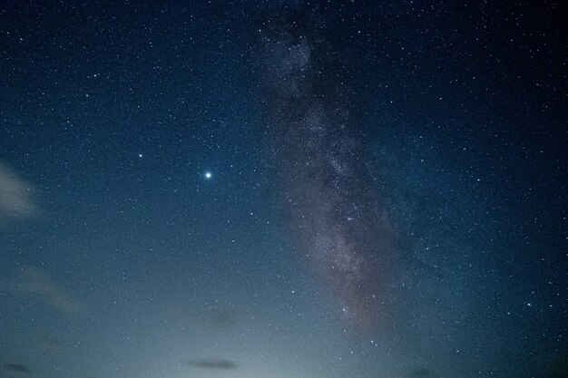 Atemberaubende Aufnahme der sternenklaren Nacht in Bolonia Beach, Algeciras, Cadiz, Spanien