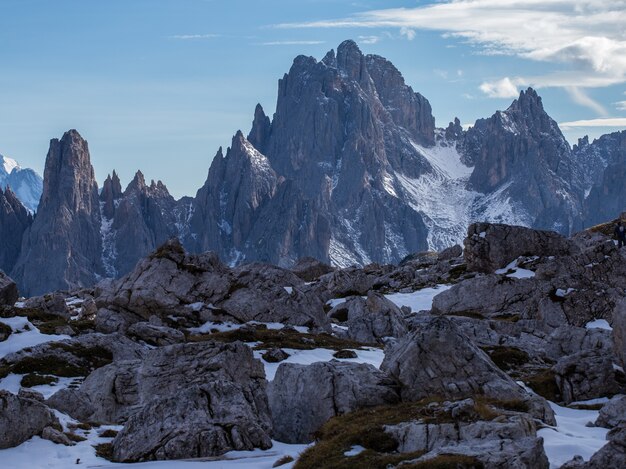 Atemberaubende Aufnahme des frühen Morgens in den italienischen Alpen