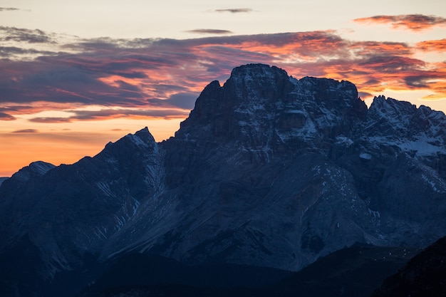 Atemberaubende Aufnahme des wunderschönen Sonnenaufgangs in den italienischen Alpen