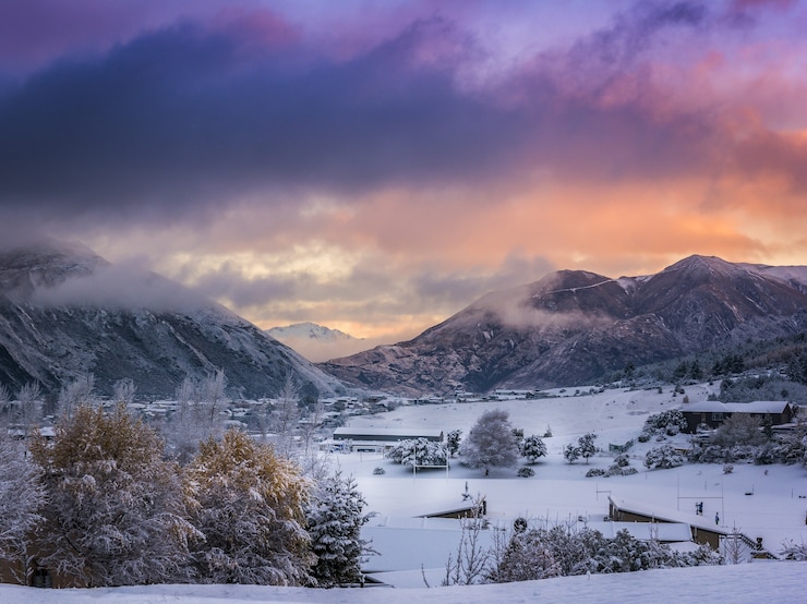 Kostenlose Foto atemberaubende aufnahme einer bergkette in wanaka village, neuseeland