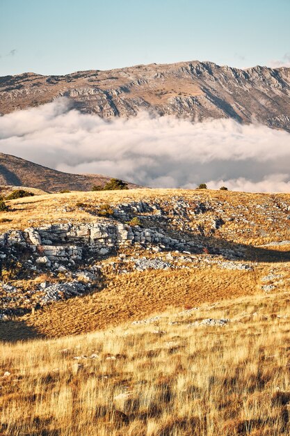 Atemberaubende Aufnahme einer Berglandschaft unter einem bewölkten Himmel im Hinterland der französischen Riviera