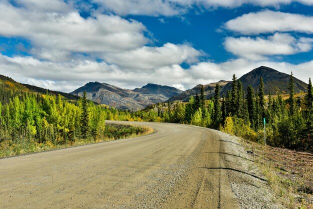 Atemberaubende Aufnahme eines Dempster Highway, der zum Tombstone Territorial Park, Yukon, Kanada, führt