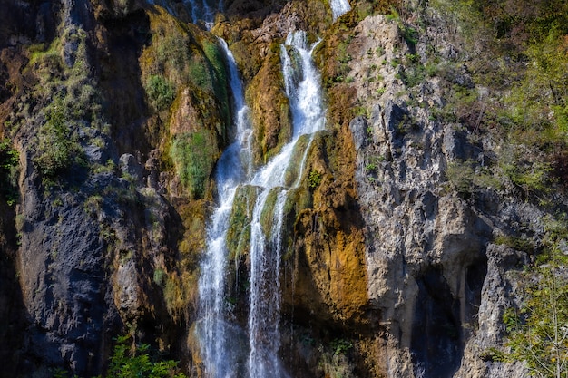 Atemberaubende Aufnahme eines großen Wasserfalls in den Felsen von Plitvice, Kroatien