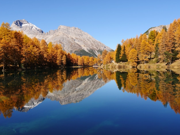 Atemberaubende Aufnahme eines reflektierenden Sees auf einer Berglandschaftsoberfläche