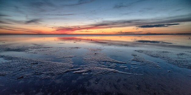 Atemberaubende Aufnahme eines schönen Strandes auf einem wunderschönen Sonnenuntergang