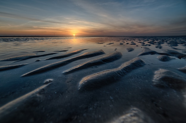 Kostenloses Foto atemberaubende aufnahme eines schönen strandes auf einem wunderschönen sonnenuntergang