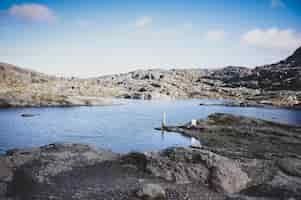 Kostenloses Foto atemberaubende ausblicke auf den norwegischen nationalpark, den fluss und die fjorde an hellen tagen.