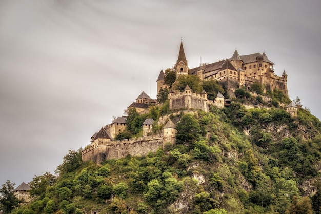 Kostenloses Foto atemberaubende aussicht auf burgen und festungen auf einem von bäumen umgebenen hügel