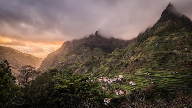 Atemberaubende Aussicht auf das Dorf auf den Bergen auf der Insel Madeira