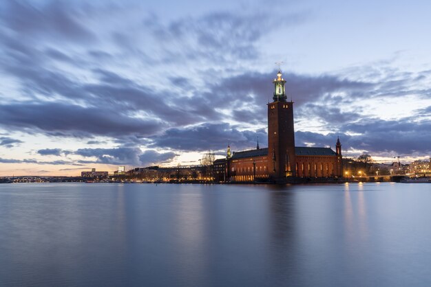 Atemberaubende Aussicht auf das Rathausgebäude in Stockholm in der Dämmerung