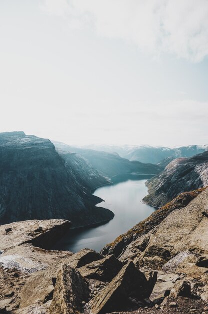 Atemberaubende Aussicht auf den skandinavischen Fluss und die wunderschönen Fjorde im Herbst.