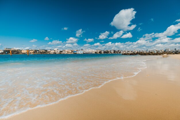 Atemberaubende Aussicht auf den Strand und das Meer unter dem blauen Himmel in Mombasa, Kenia