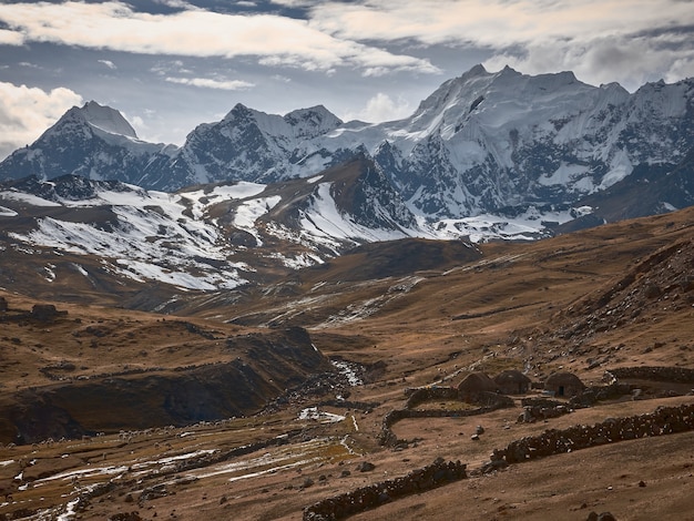 Atemberaubende Aussicht auf den wunderschönen schneebedeckten Berg Ausangate in Peru