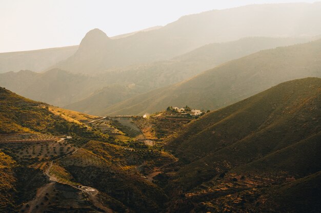 Atemberaubende Aussicht auf die baumbedeckten Berge, die tagsüber in Andalusien, Spanien, gefangen genommen wurden