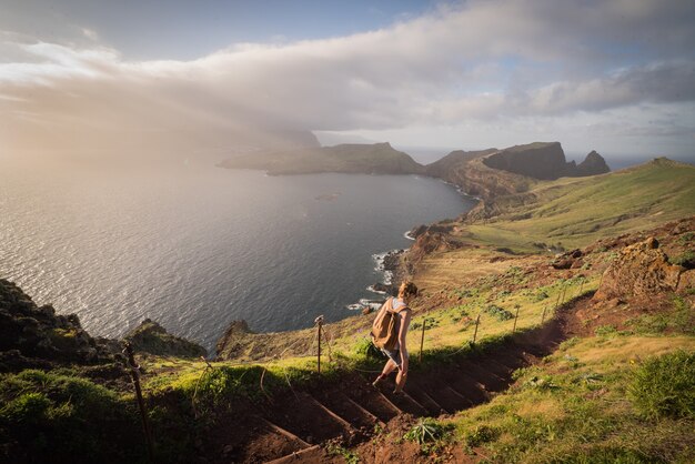 Atemberaubende Aussicht auf die Hügel und den See unter dem Nebel auf der Insel Madeira, Portugal