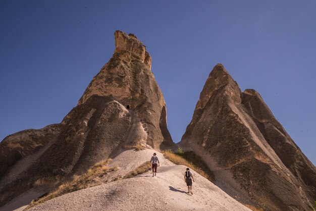 Atemberaubende Aussicht auf die kegelförmigen Felsen in Kappadokien in der Türkei