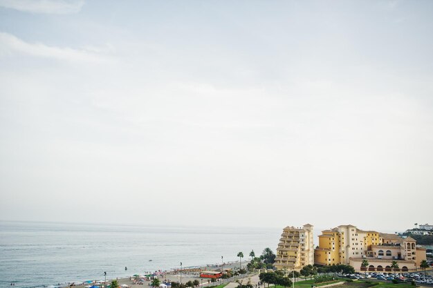 Atemberaubende Aussicht auf die kleine mediterrane Stadt mit Stränden am Meer