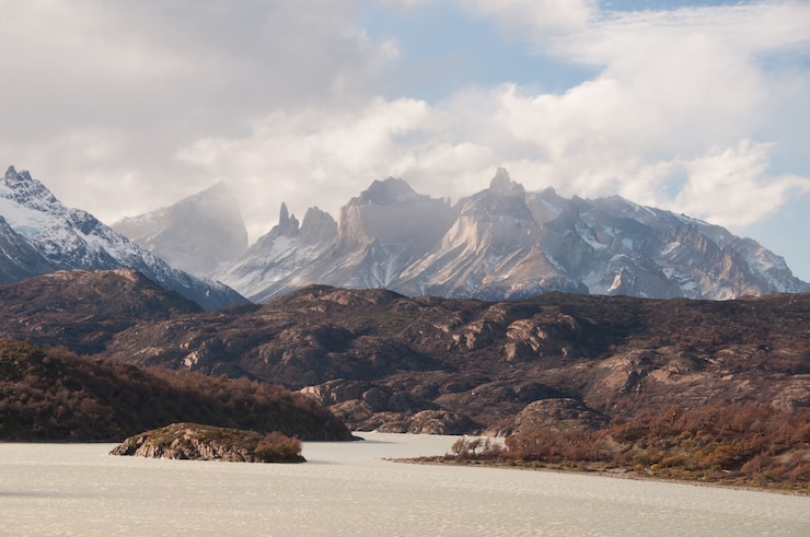 Kostenlose Foto atemberaubende aussicht auf die schneebedeckten berge unter dem bewölkten himmel in patagonien, chile