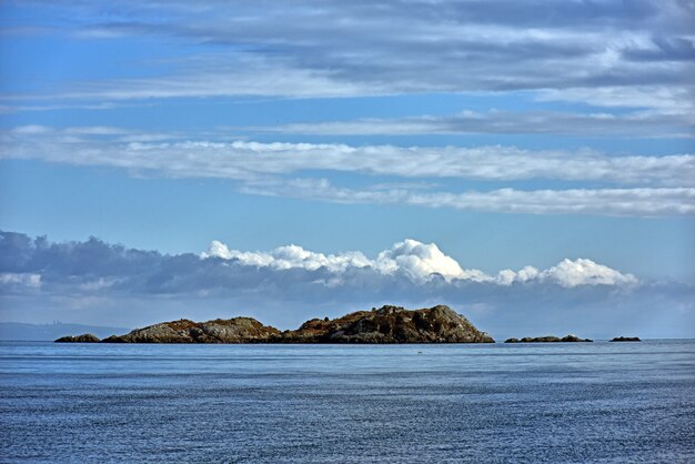 Atemberaubende Aussicht auf eine kleine Insel mit blauem Himmel