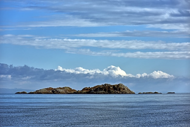 Atemberaubende Aussicht auf eine kleine Insel mit blauem Himmel