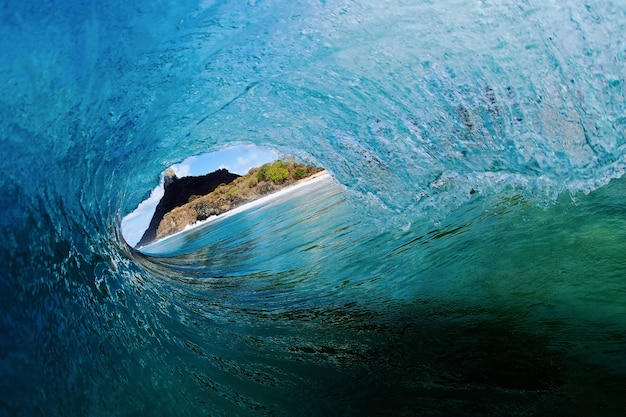 Atemberaubende Aussicht auf eine Welle - das Konzept des Surfens