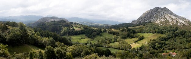 Atemberaubende Aussicht auf wunderschöne Berge