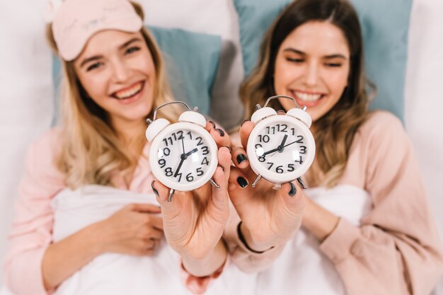 Atemberaubende Frauen im Schlafanzug lächelnd im Bett