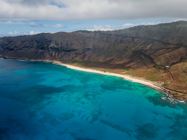 Atemberaubende hawaii-landschaft mit dem blauen meer