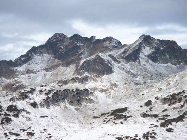 Atemberaubende Landschaft der hohen felsigen Tatatra-Berge, die mit Schnee in Polen bedeckt werden