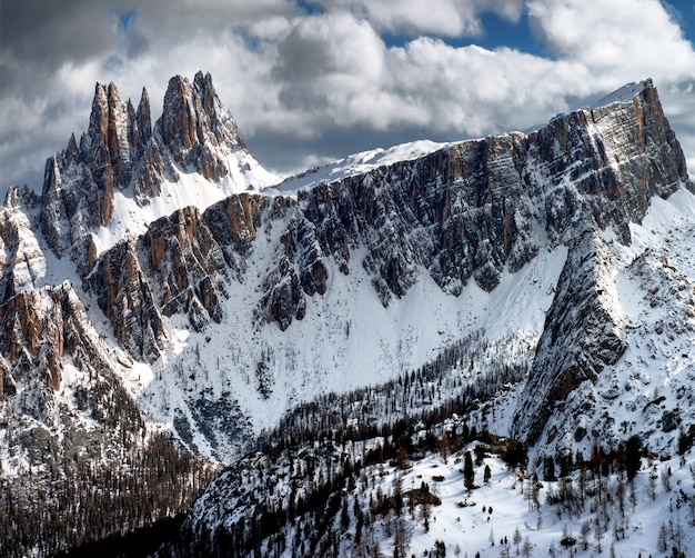 Atemberaubende Landschaft der schneebedeckten Felsen unter dem bewölkten Himmel bei Dolomiten, italienischen Alpen im Winter