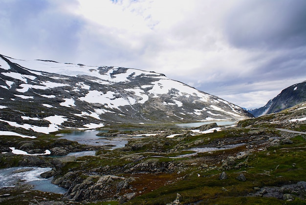 Atemberaubende Landschaft des schönen Atlanterhavsveien in Norwegen