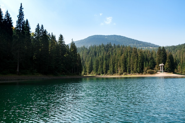 Atemberaubende Landschaft des Sees hoch in den Karpaten