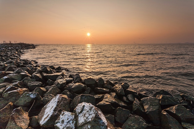 Atemberaubende Landschaft des Sonnenuntergangs, der im Meer in den Niederlanden reflektiert