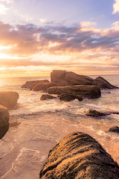 Atemberaubende Landschaft eines felsigen Strandes bei einem wunderschönen Sonnenuntergang