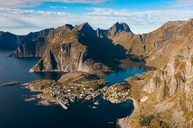 Atemberaubende Luftaufnahme der Berglandschaft mit hohen felsigen Bergen und dem Meer