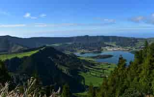 Kostenloses Foto atemberaubende malerische landschaft von sete cidades in portugal