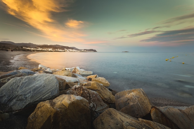 Atemberaubender Blick auf die Meereslandschaft und die Felsen bei dem malerischen dramatischen Sonnenuntergang