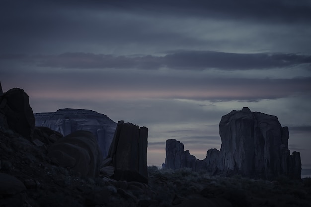 Kostenloses Foto atemberaubender sonnenuntergang am bewölkten himmel über der schlucht voller felsformationen