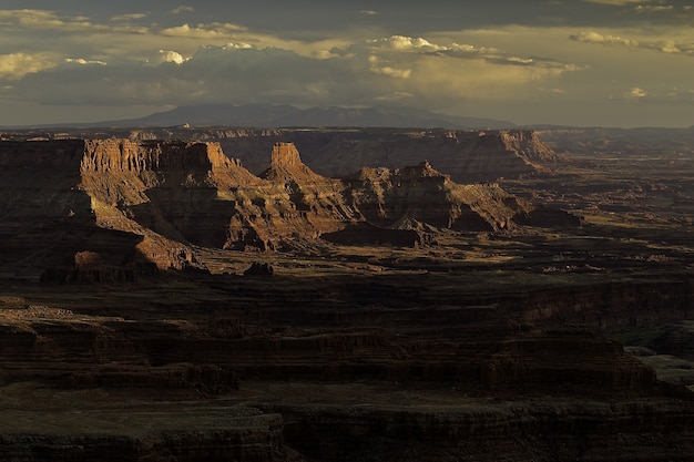 Atemberaubender Sonnenuntergang über einer bergigen Landschaft am Canyon