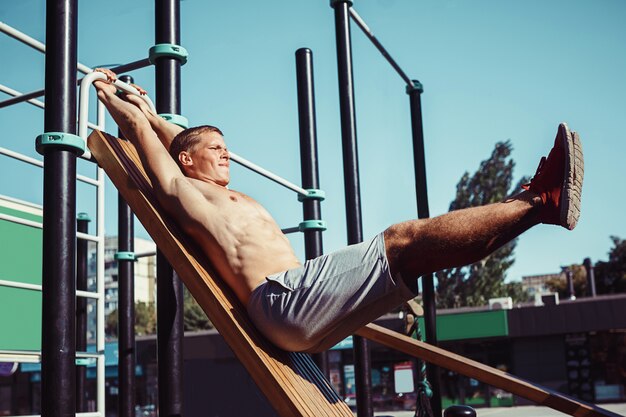 Athlet, der Übungen am Stadion im Park macht