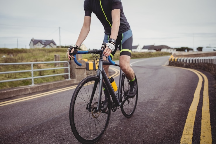 Kostenlose Foto athlet, der sein fahrrad fährt