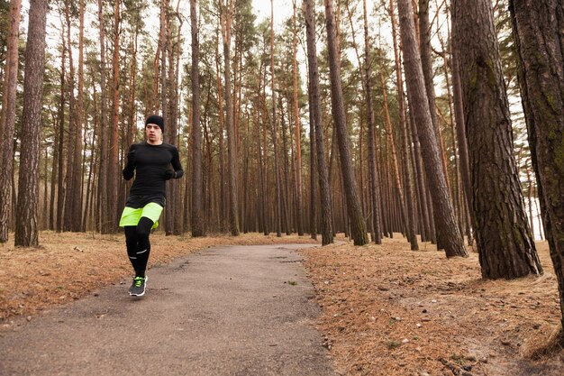 Athlet läuft im Wald
