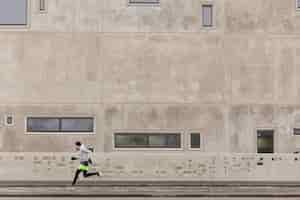 Kostenloses Foto athlet sprint in städtischen umgebung