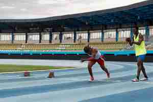 Kostenloses Foto athleten an der startlinie im stadion